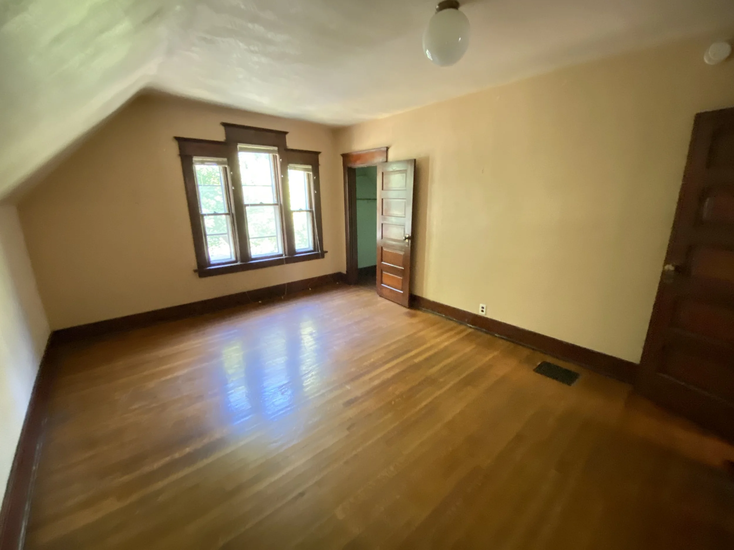  INT CONNELLY HOUSE LUCY’S BEDROOM - LOCATION PHOTO 