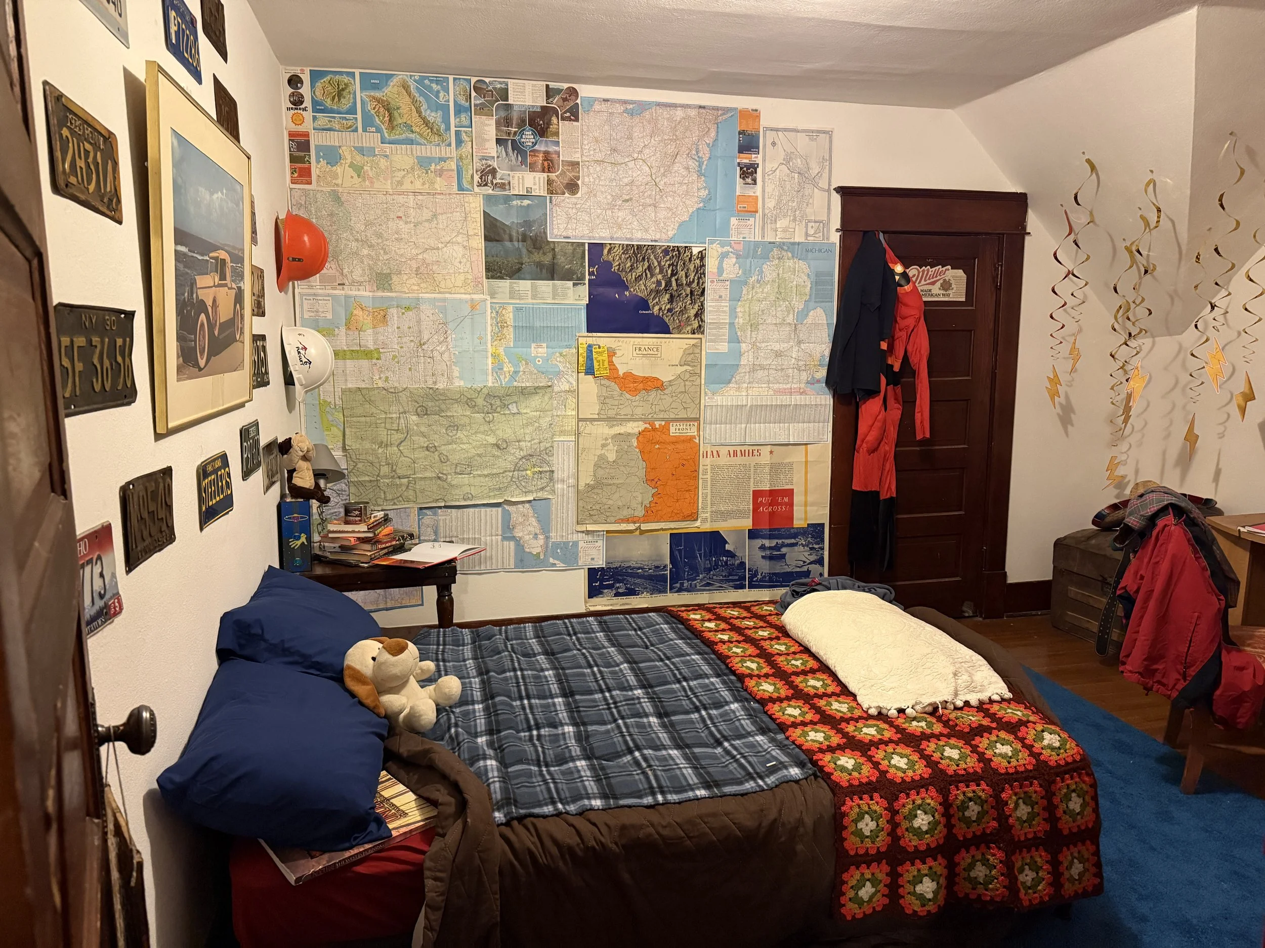  INT CONNELLY HOUSE FRANK’S BEDROOM - SET PHOTOS 