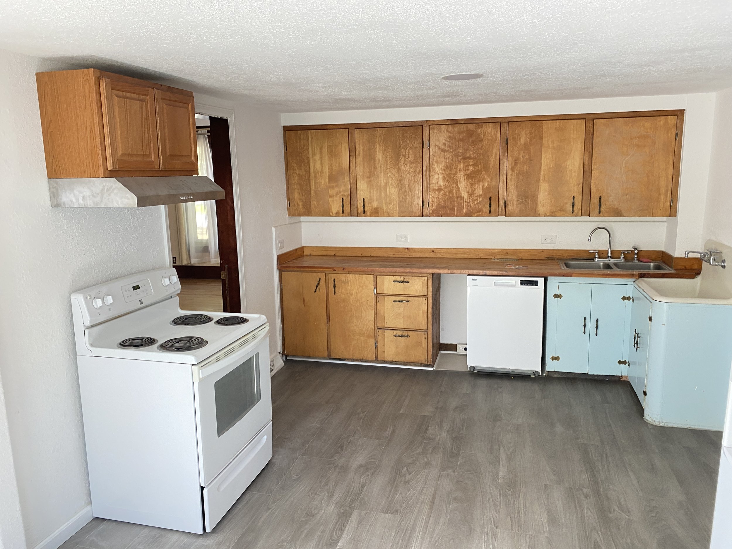  INT CONNELLY HOUSEN KITCHEN - LOCATION PHOTO 