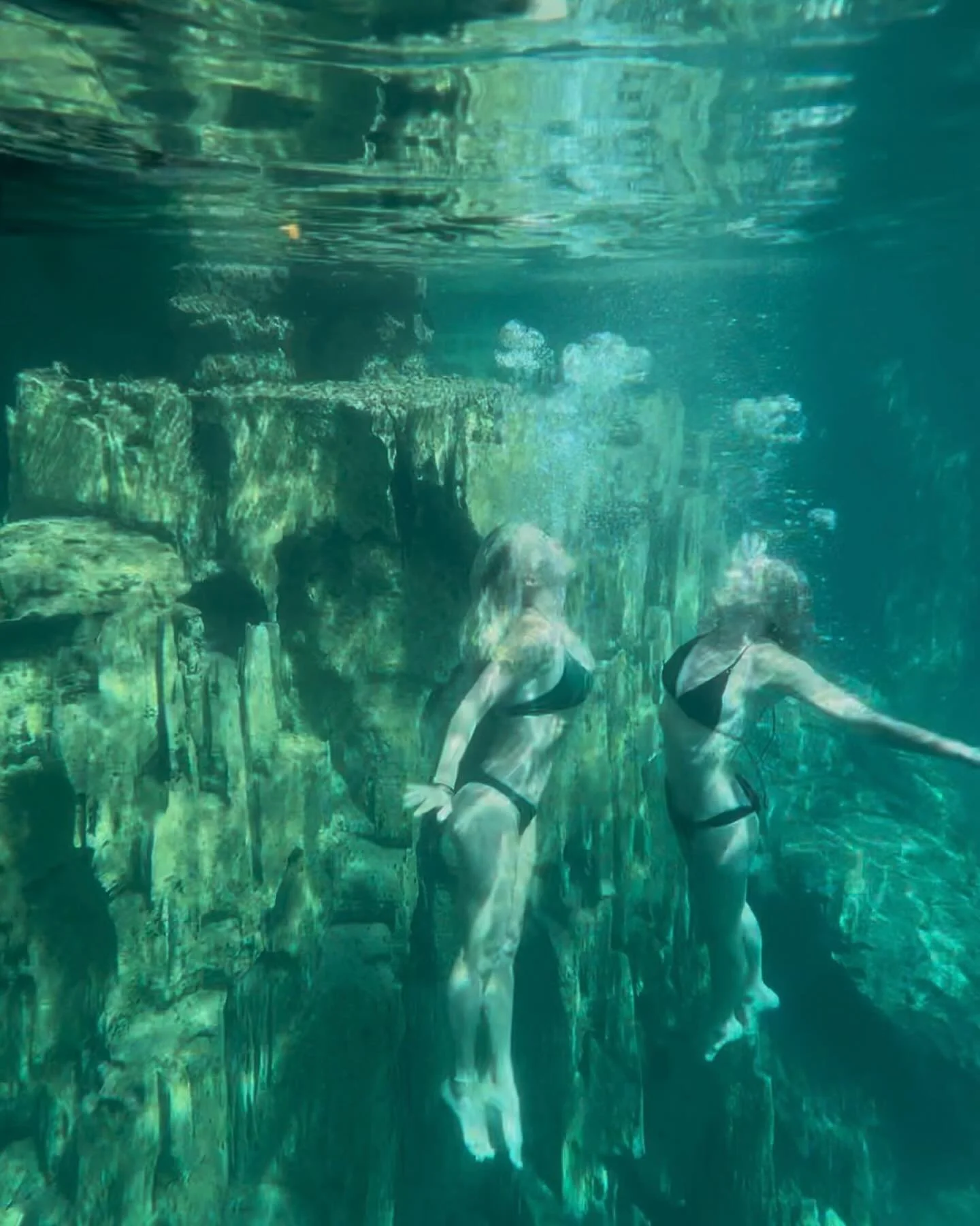 Lil&rsquo; bit obsessed with the Philippines 🇵🇭❤️
Looking forward to coming back to the crystal clear warm water, white sand beaches, island hopping by boat &amp; plane, amazing views, and kind people. Some of the islands and beaches aren&rsquo;t e