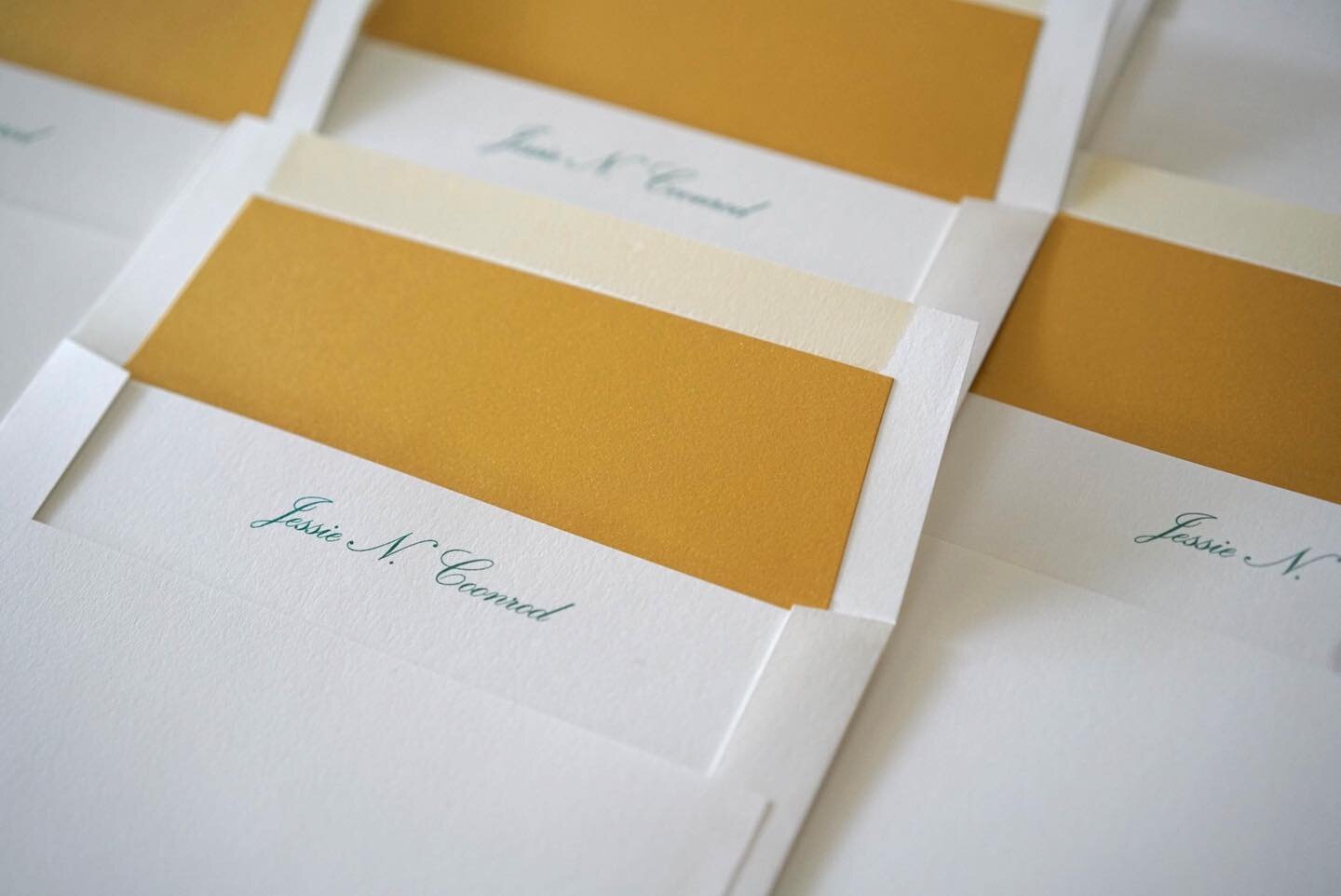 Yellow + Green for spring 💛🍃 classic stationery with a colorful twist 💌
-
#xitlallimade #paperlove #personalizedstationery #stationeryaddict #bespokestationery #notecards #personalizedgifts #stationery #finepapergoods #stationerydesign #cockatoolo