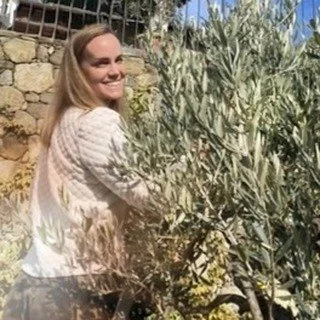 While visiting in Cortona, Dr. Meredith Kitchel and her husband,Colin, not only pitched in during the olive harvest, but she also helped to heal my injured shoulder from my fall in Rome nearly a year ago. Finally, some relief! She is my concierge doc