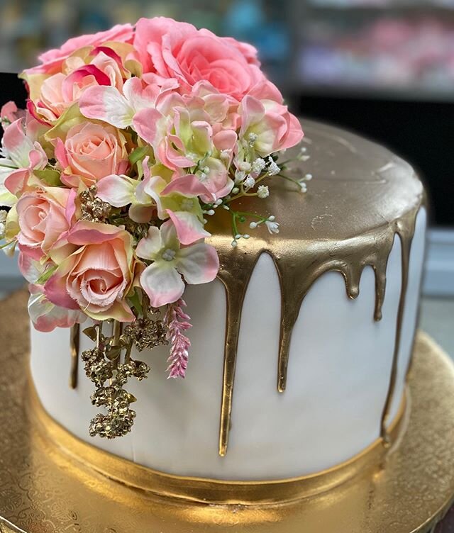 OBSESSED 😍 We&rsquo;re still taking orders for Mother&rsquo;s Day tomorrow. Have you ordered your cake yet? 😊 Call us! 973-881-0990. We are open till 7 PM today. .
.
.
#dominicancake #dominicancakenj #dominicanbakery #birthdaycakes #kidsbirthdaycak