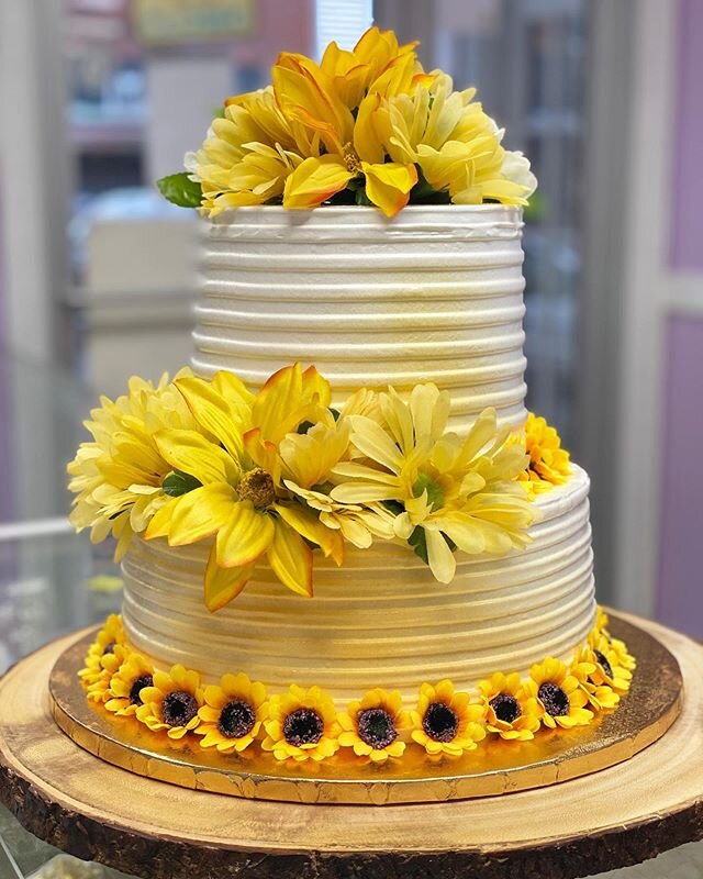 Sunflower Cake 😍🌻🌻🌻 (flowers bought by client!)
.
.
.
#dominicancake #dominicancakenj #dominicanbakery #birthdaycakes #kidsbirthdaycake #birthdaycakesnj  #dominicanbakerynj #grinisbakery #cakesofinstagram #cakedecorating #specialtybakery #dominic