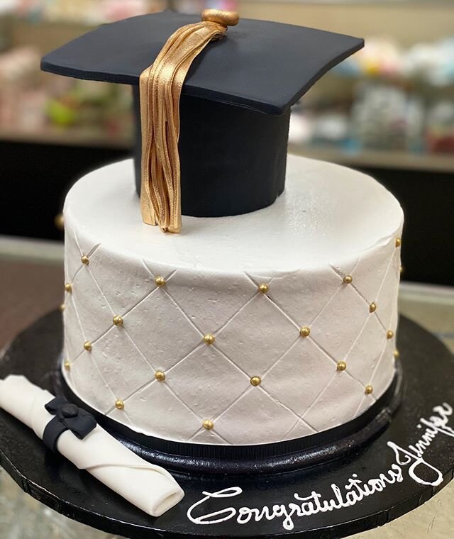 Graduation Cake! 👩🏻&zwj;🎓🧑🏽&zwj;🎓
.
.
.
#dominicancake #dominicancakenj #dominicanbakery #birthdaycakes #kidsbirthdaycake #birthdaycakesnj  #dominicanbakerynj #grinisbakery #cakesofinstagram #cakedecorating #specialtybakery #dominican #bizcocho