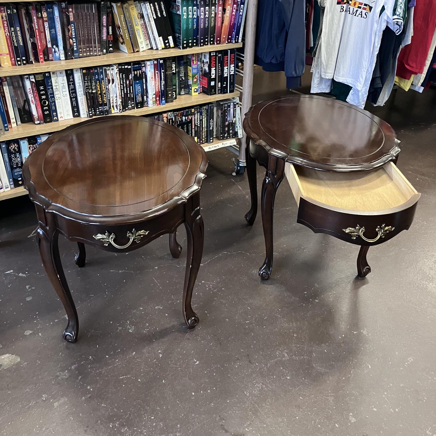 Pair of side tables

Nice condition, 8/10

$40 for the pair

🌲

#secondhand #thrift #thriftshopfinds #thriftshop #thriftstore #shoplocal #niagarafalls #ShopSmall