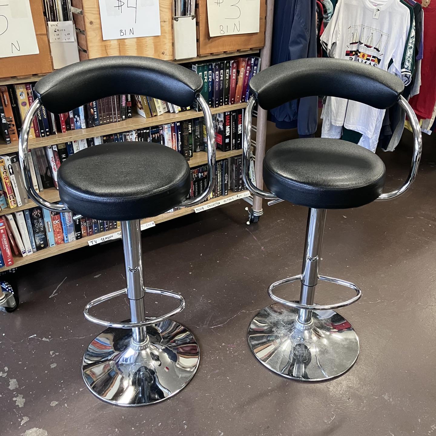 Pair of Chrome Barstools

Nice condition. Rise and Lower functions work as intended.

$50 for the pair 

🌲

#secondhand #thrift #thriftshopfinds #thriftshop #thriftstore #shoplocal #niagarafalls #ShopSmall