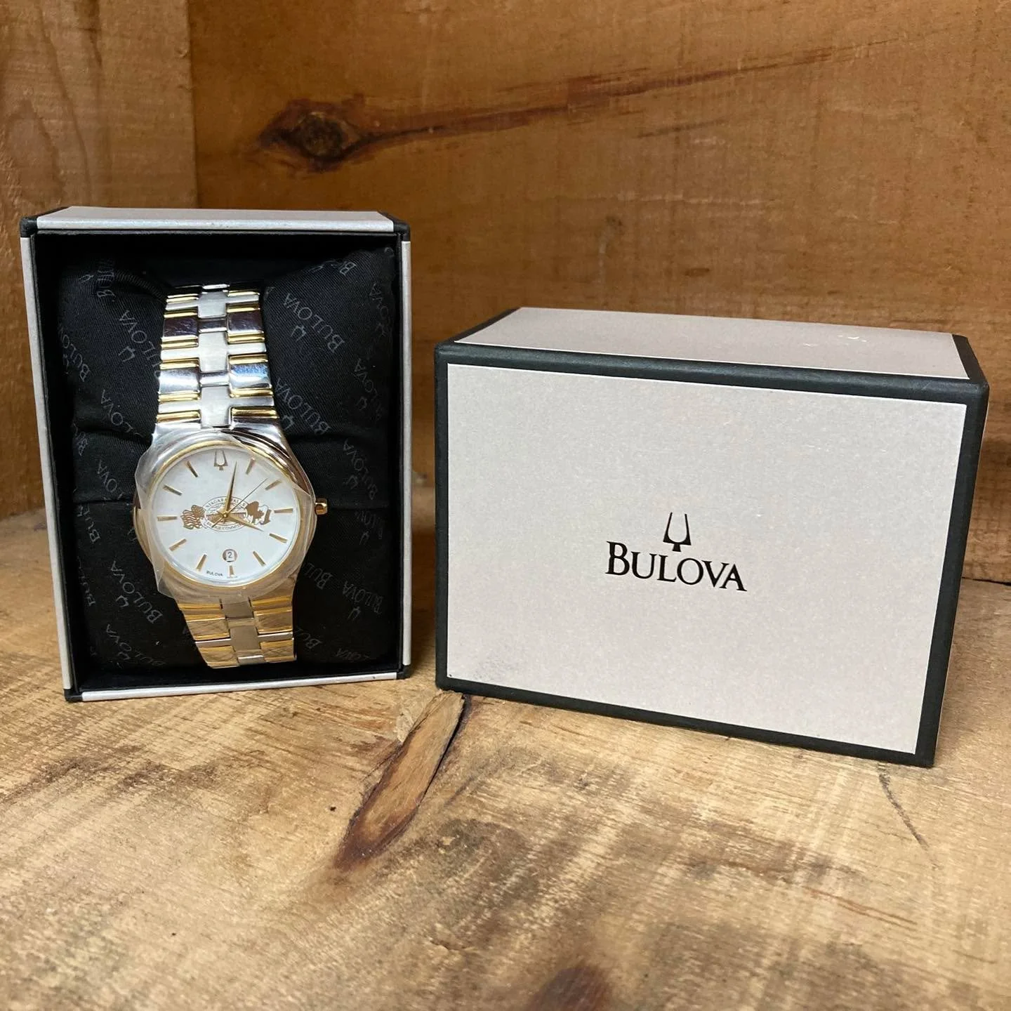 Bulova 98B108 Date-just

Niagara Falls Bridge Commission insignia

Brand New with Box, Papers, Protective Plastic

New Battery installed!

$60

🌲

#secondhand #thrift #thriftshopfinds #thriftshop #thriftstore #shoplocal #niagarafalls #ShopSmall