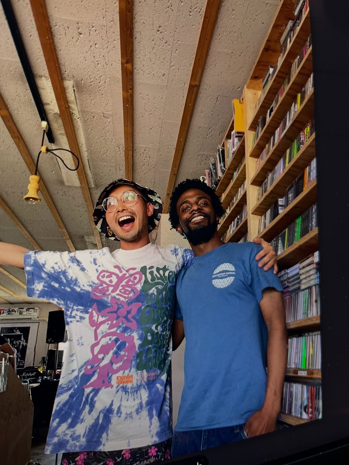 トミンは日本にいます。友達と一緒にいます  @tobirarecords &lt;3