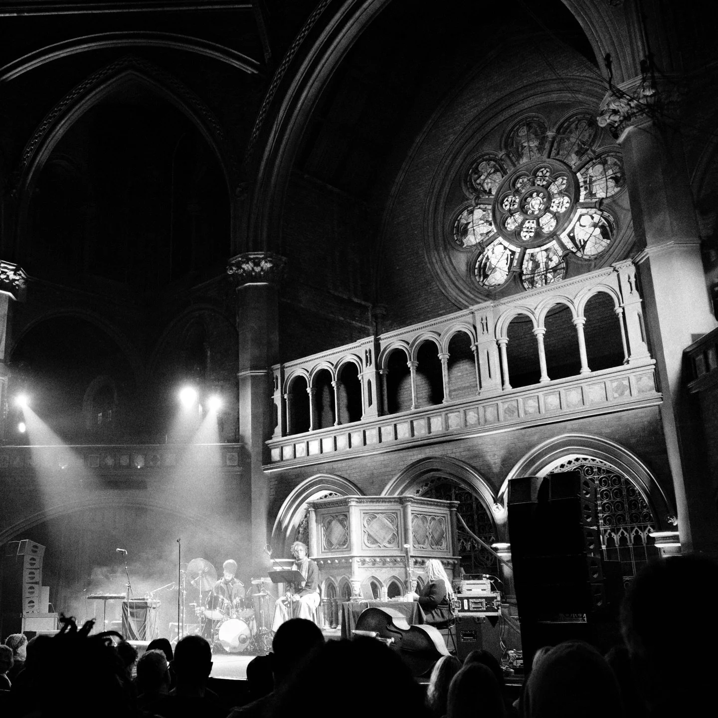 Super deep @mo_notice session with @saulwilliams @cassiekinoshi @natcyet @joy_guidry @lindamayhanoh at Union Chapel ✨❤️&zwj;🔥✨