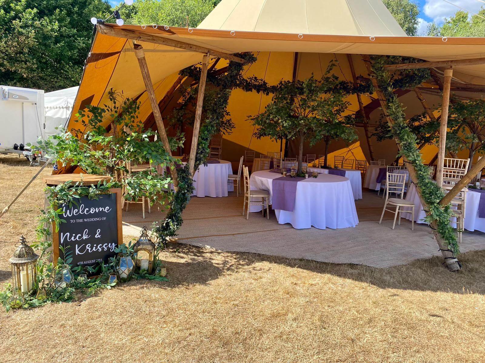 Twowoodestate_tipi_wedding_woodland_welcomesign_fauxflorals.jpg