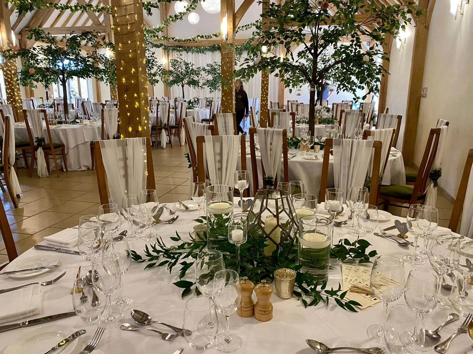 rivervalebarn_mohani_centrepiece_reception.jpg