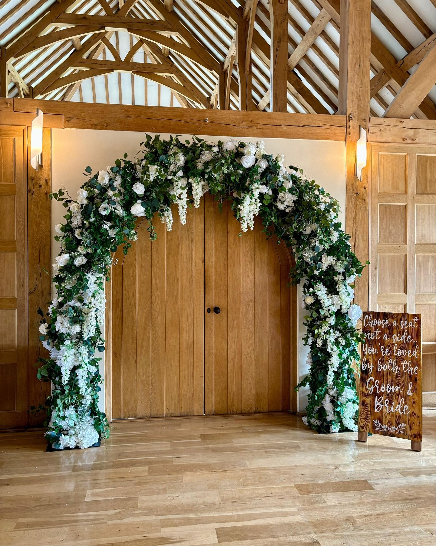 How perfect does our faux floral arch look @rivervalebarnweddings 🌿🤍

We love how it&rsquo;s perfectly frames any space making a focal point for any venue. 

Take a look on our website at over ways we&rsquo;ve styled this arch and othe ways we&rsqu