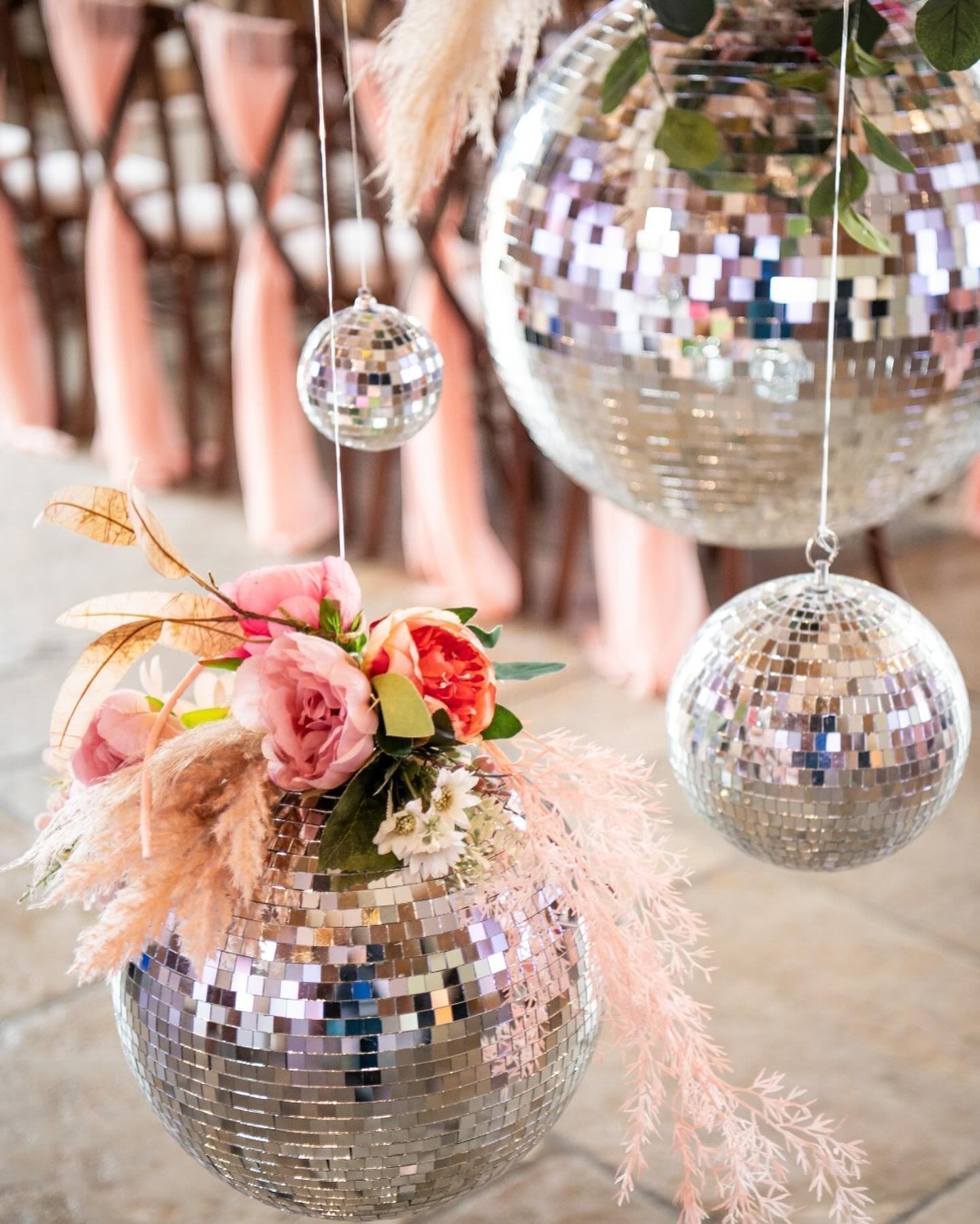 Mirror balls 🪩🪩🪩

Bring a little sparkle to your wedding or event by adding in mirror balls! We also have them in gold and black depending on your vibe. 

Styled by us recently @brookfieldbarn 

Photography by @sarahwenbanphotography 

.
.
.
.
.
.