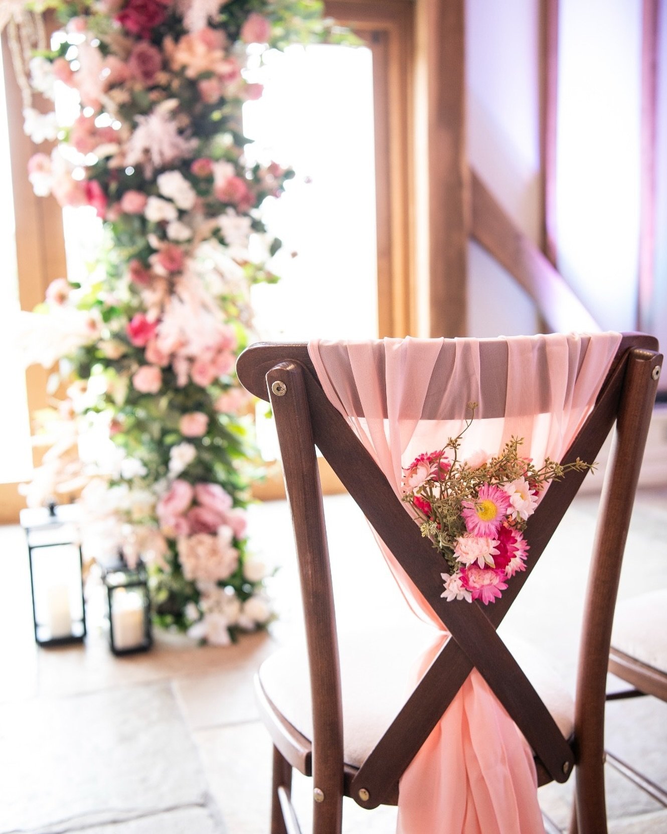 Chair sashes whether you go classic ivory or for a bolder style we love how they add a little extra element of style to a wedding. Pop in a floral sprig too too bring it all together! 

Photography @sarahwenbanphotography 
Venue @brookfieldbarn