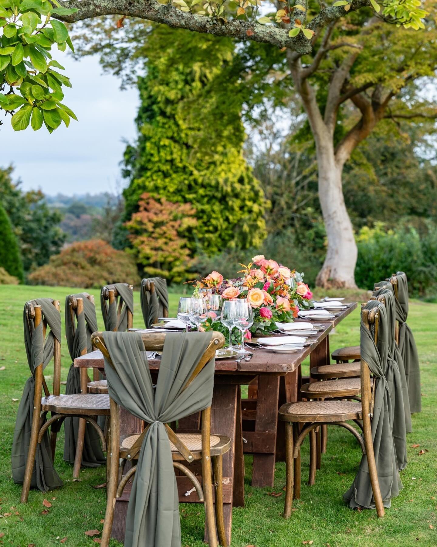 Day dreaming about small outdoor weddings and this colour palette 🌿🤍

Florals by @tonydunnflowers 
Venue @buxtedparkhotel

Images courtesy of Buxted Park Hotel by simphotography.com