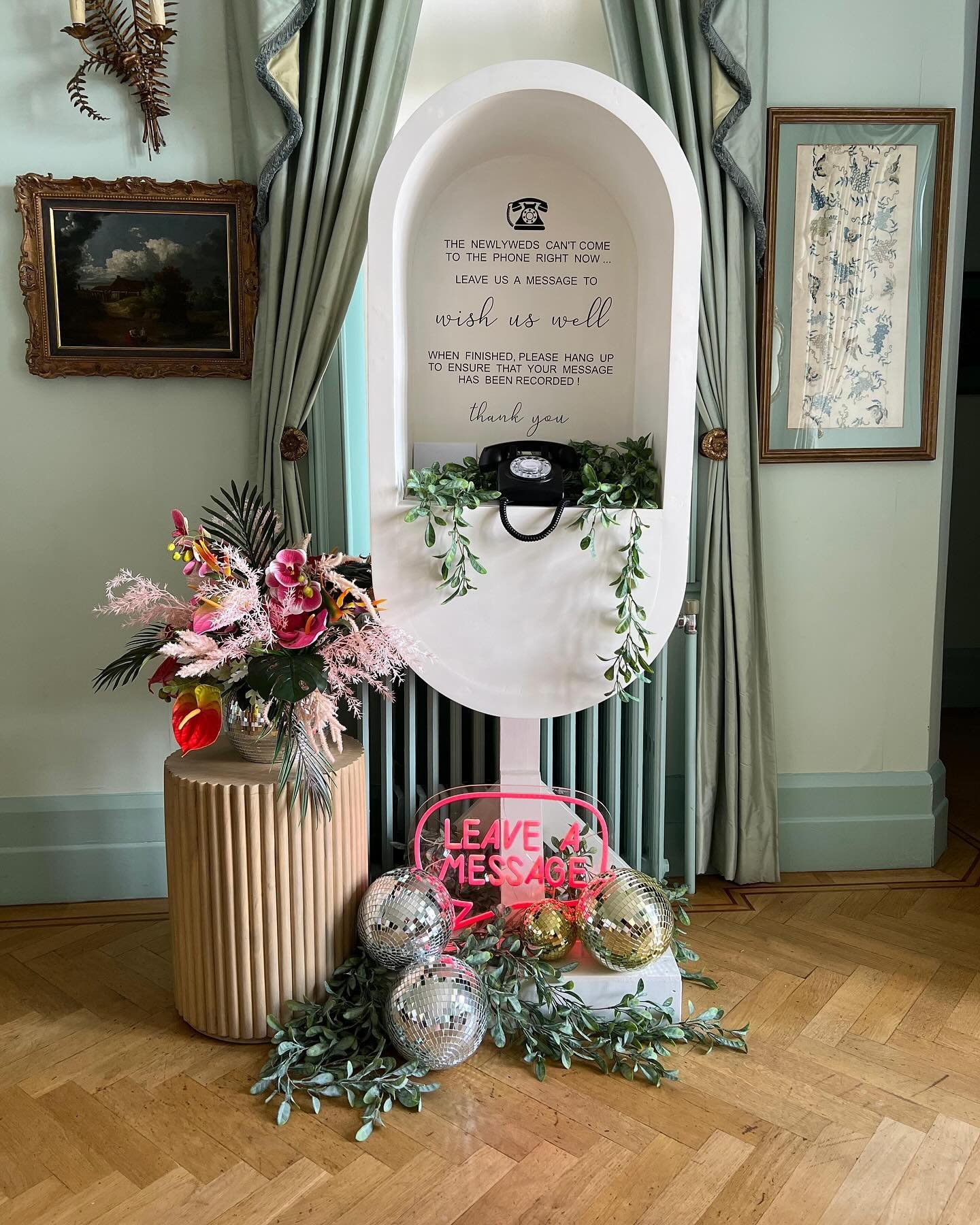 How fab does this Audio guest book set up look 📞🪩💕 and not to mention our fab Love Rocks Neon Sign two stunning statement pieces to create amazing memories for you and your guests!

Venue @wadhurstcastle