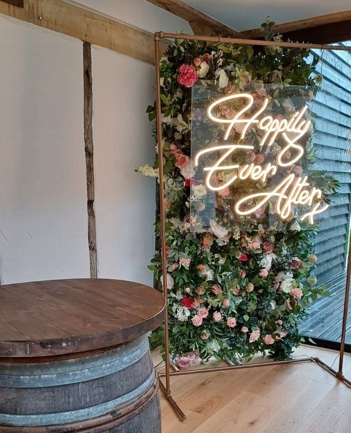 We love our Neon signs, especailly against a stunning faux foliage backdrop a perfect way to add a little gloow to your day!
