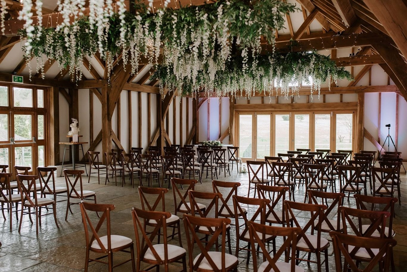 A little throwback to this styling ceiling installation @brookfieldbarn the ultimate wow to add that wow factor to your venue 🌿💍

📸 @adambayfordphotography