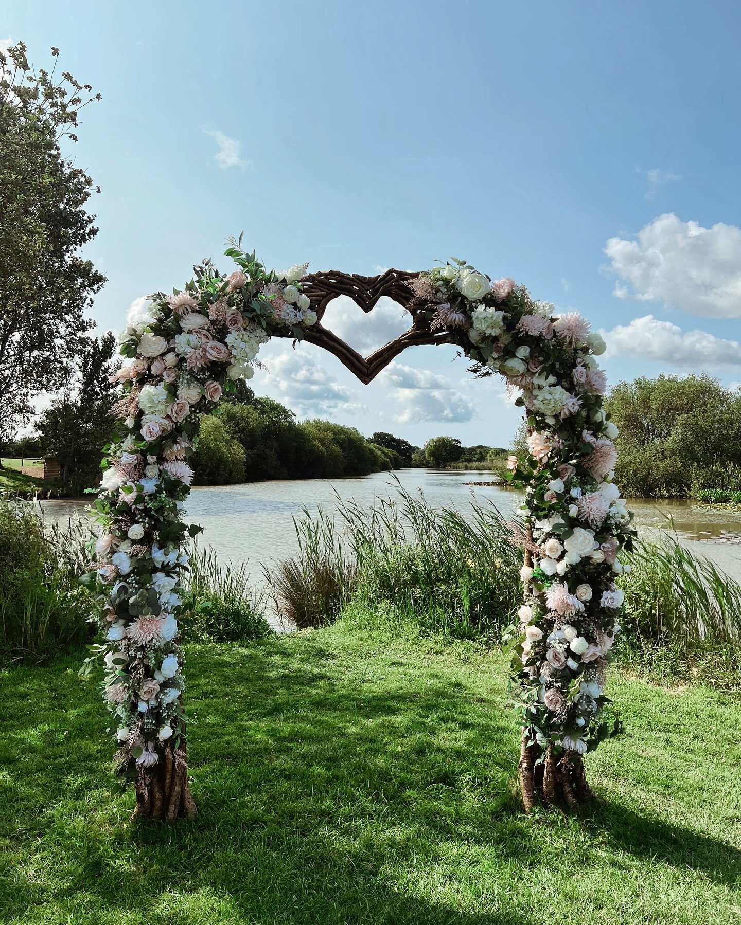 Bespoke faux floral styling @the_milwards_estate 💍🌿

Adding that extra little something to your special day. 

If you&rsquo;re getting married this year dates are filling up fast so make sure to get booked in!