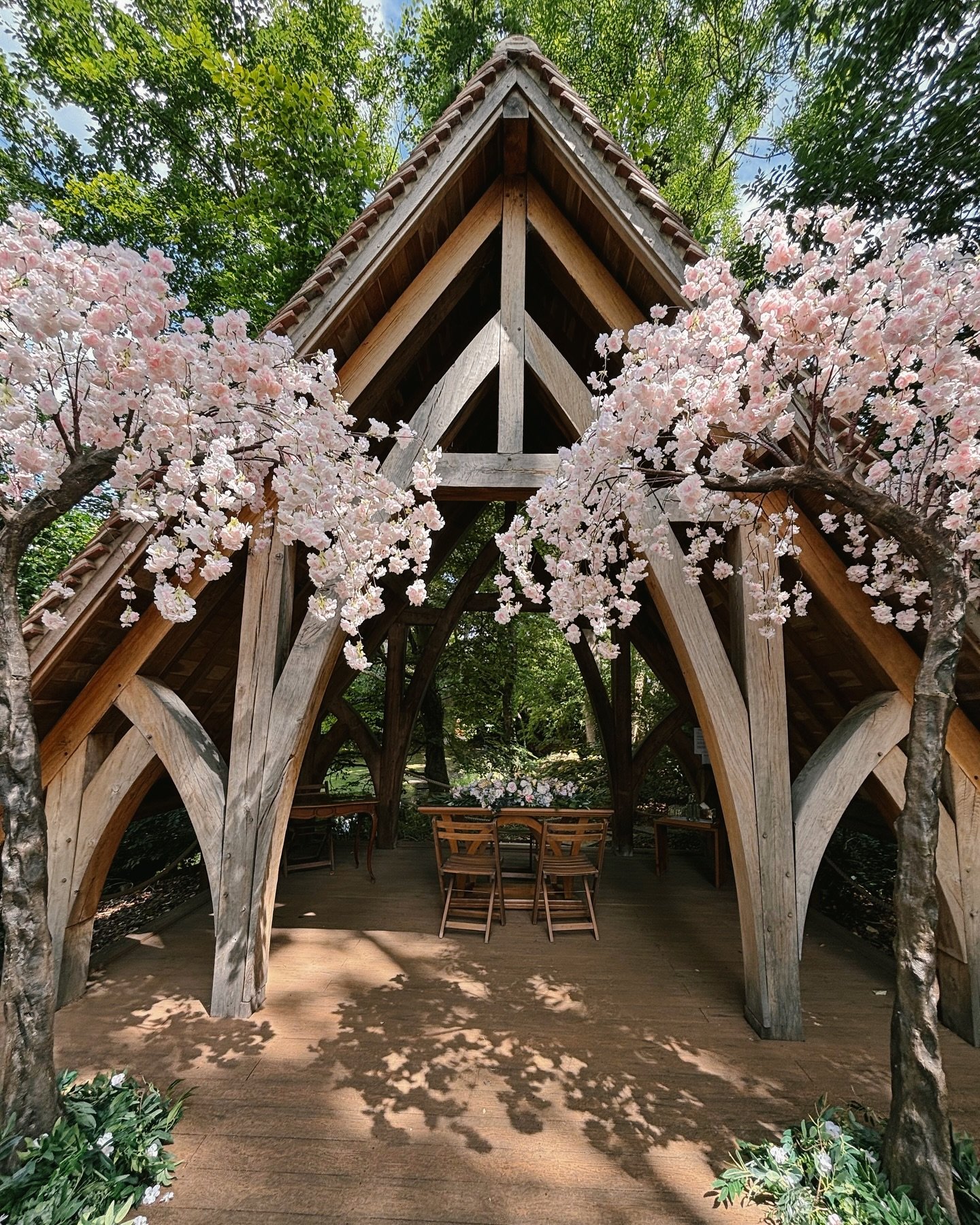 One of our favourite outside ceremony spaces @rivervalebarnweddings 💍🌿

Turning your vision into reality mist what we do best 🥰✨