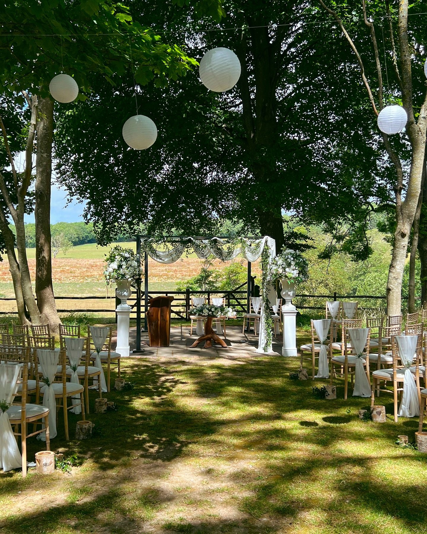 The glade @cissbury_ we just can&rsquo;t get enough of these outdoor weddings 🌿💍