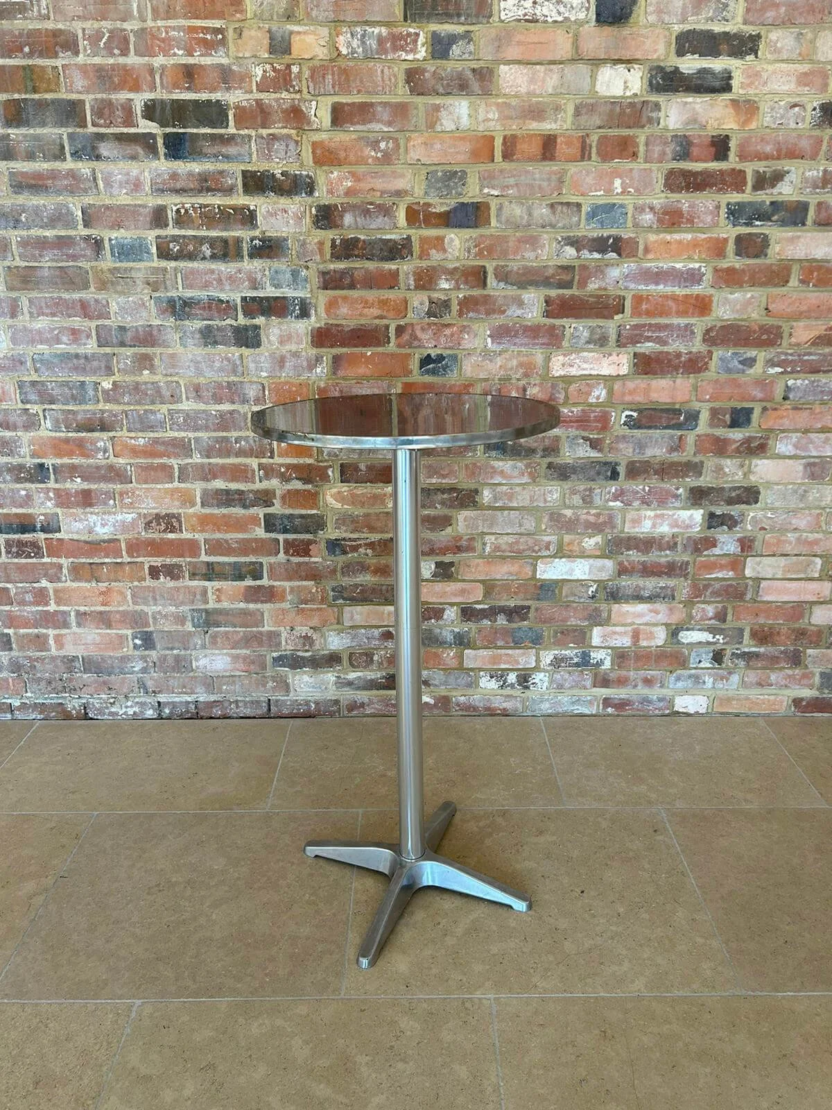 Poseur Table — Default — I3.0