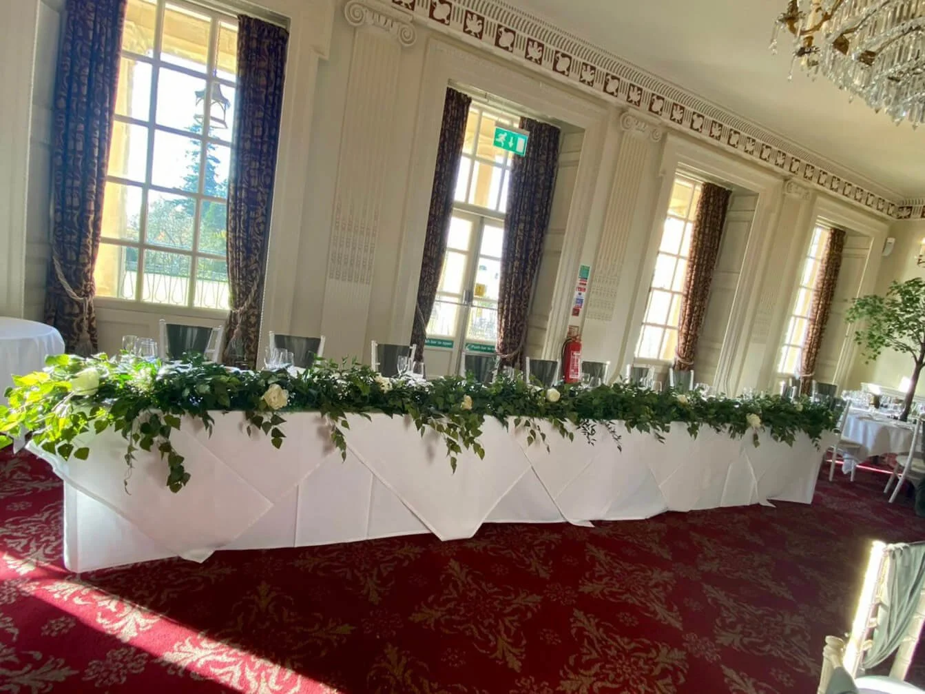 Top Table long faux foliage garland with trailing - max 10 people — Default