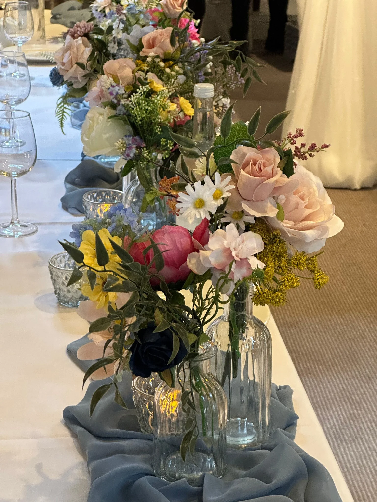 Hire ripple glass vases in 14cm or 19cm heights for weddings and events. Ideal for round or banquet tables, with an extensive range of faux florals also available.
