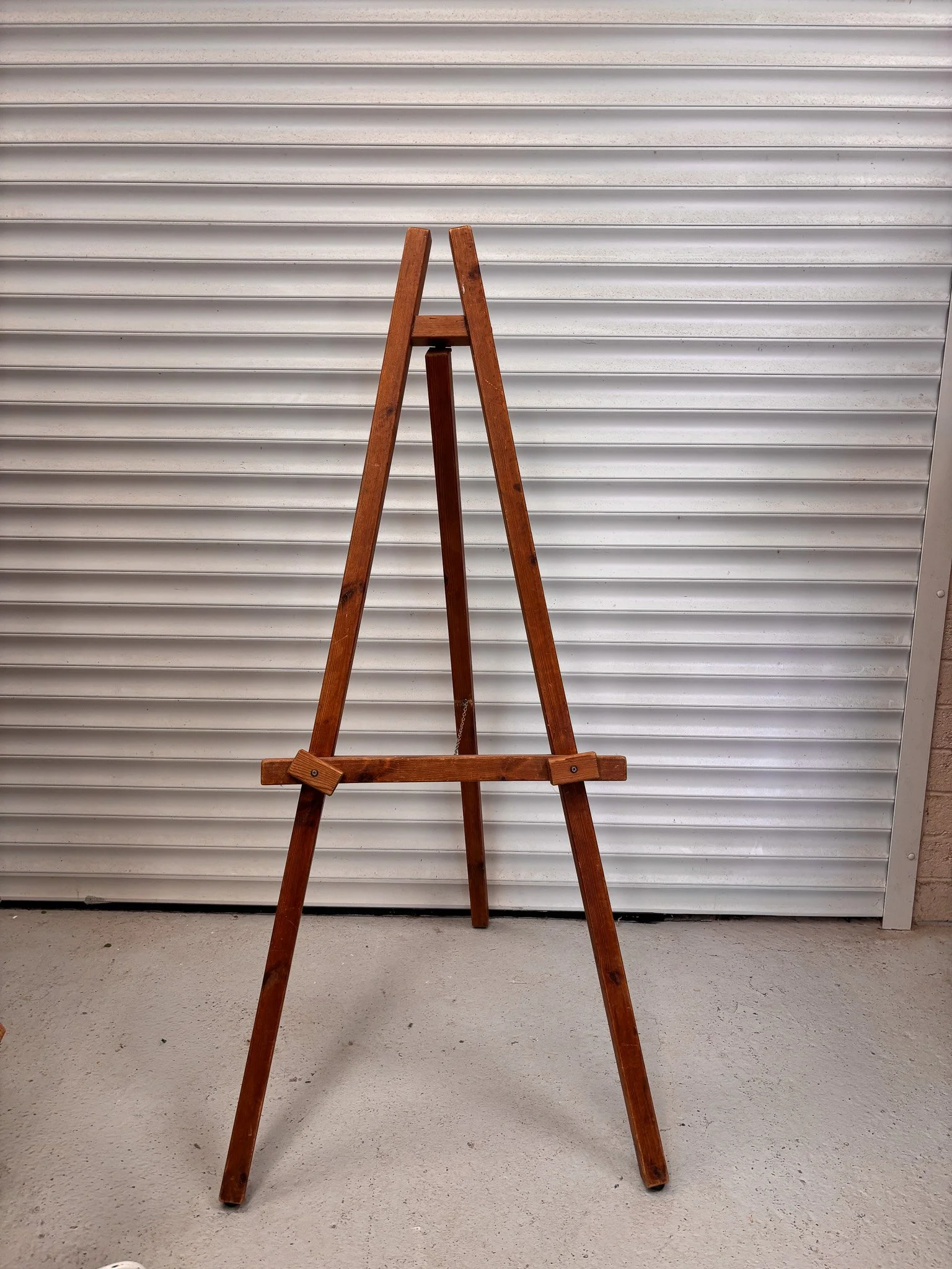 Wedding easel hire for table plans, welcome signs and event signage, available in various colours and styles.