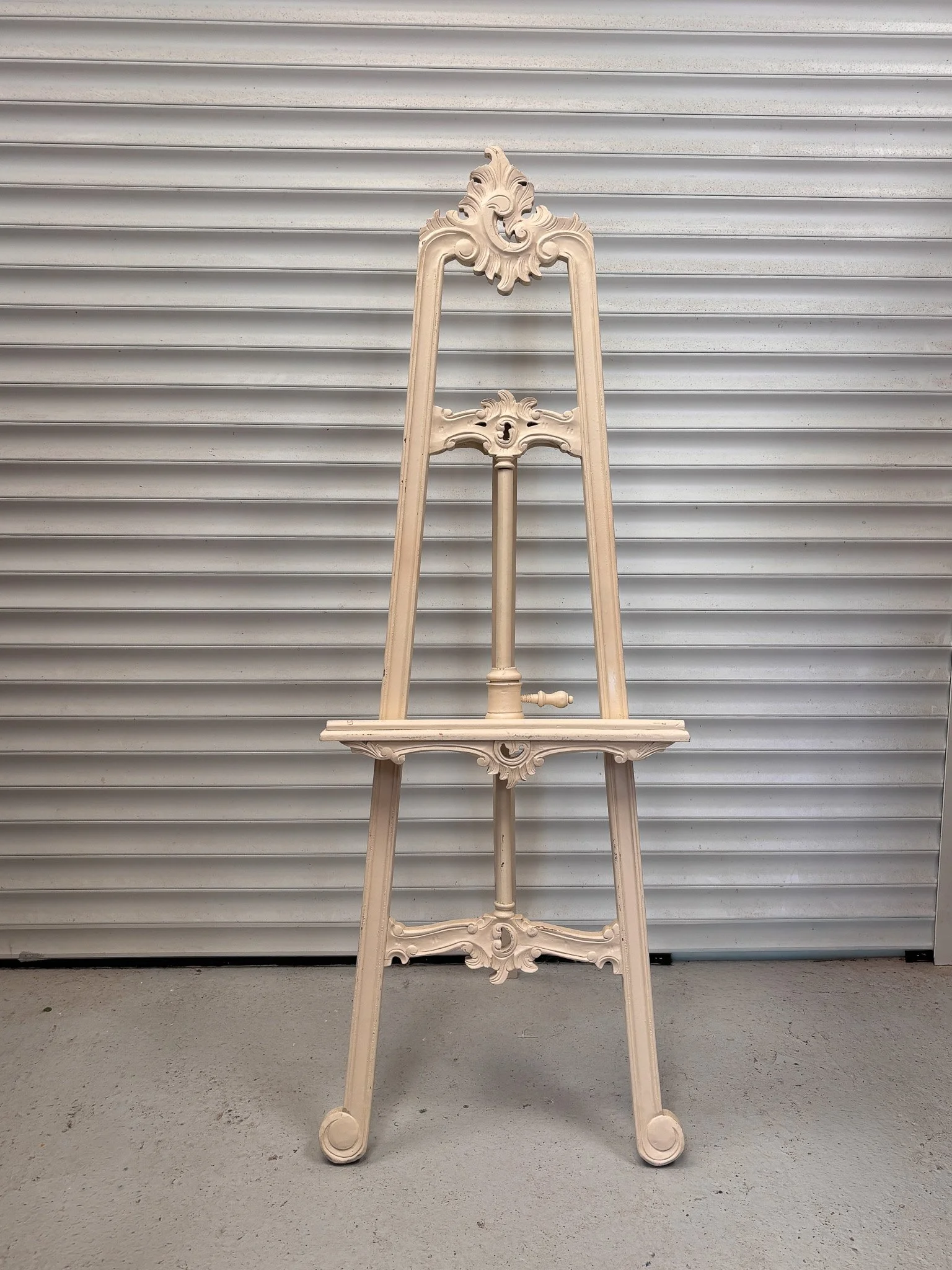 Wedding easel hire for table plans, welcome signs and event signage, available in various colours and styles.