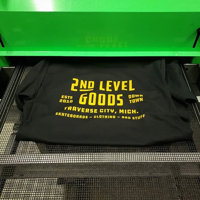 When it comes to t-shirts, the simplest designs are often the best.
Nobody understands this better then t-shirt robot, except perhaps our hero, @draplin who designed this simple and bold t-shirt for our friends at @2ndlevelgoods

We are always happy 