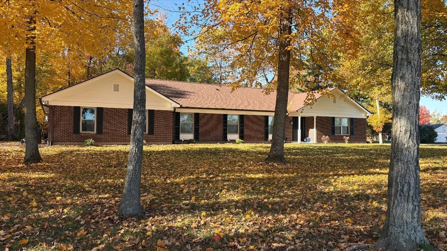Part 1: Finished up an exterior/interior in Cedarville, OH. You got to love the classic black + white with the brick exterior! 
#alabasterwhite #tricornblack #sherwinwilliams 

The fall time exterior photo shoots are my favorite, by far!