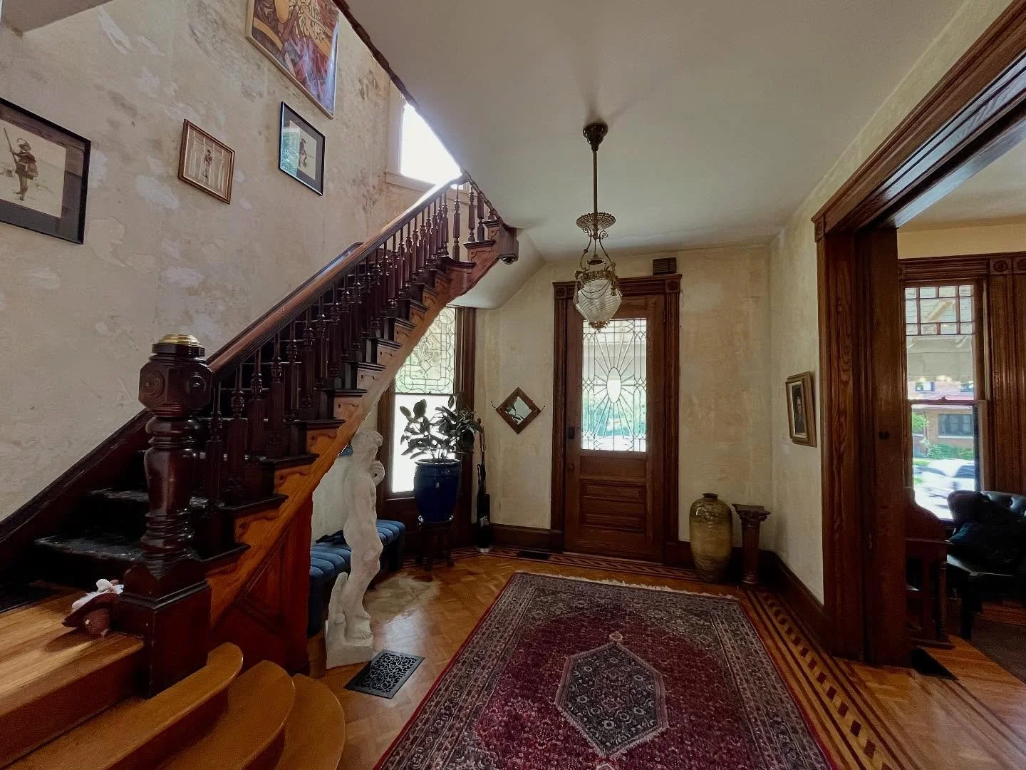Winter work is here. A peak into a near future project - we'll be transforming these entryway walls inside this beauty of a home. Looking forward to sharing with you! 

#nichepaintingco #nichepainting #niche #historic #interior #historichome #histori