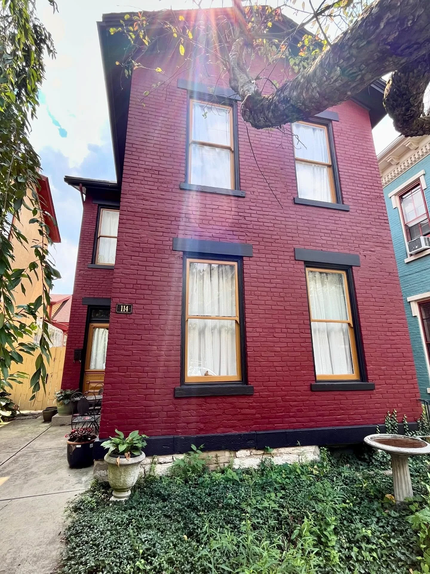 Looking good #oregondistrict 
Newly painted historic home in Daytons wonderful historic neighborhood #oregondistrictdayton 

#rookwoodred #gallantgold #tricornblack 
#historicbuildings #historicarchitecture #dayton #daytonohio #ohio @theoregondistric