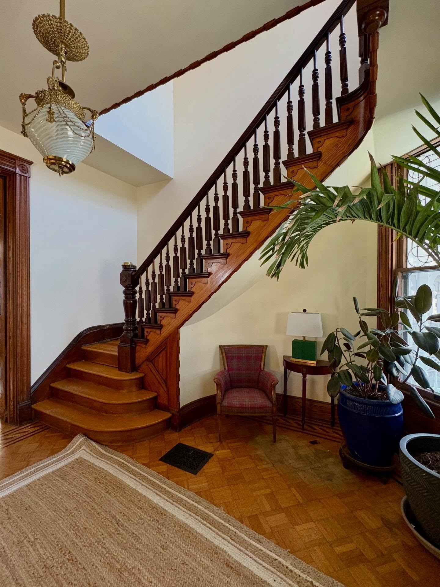 Interior after photos of this beautiful historic home in Springfield, Ohio with #farrowandball color New White 

#nichepaintingco #springfieldohio #historichomes #southfountain