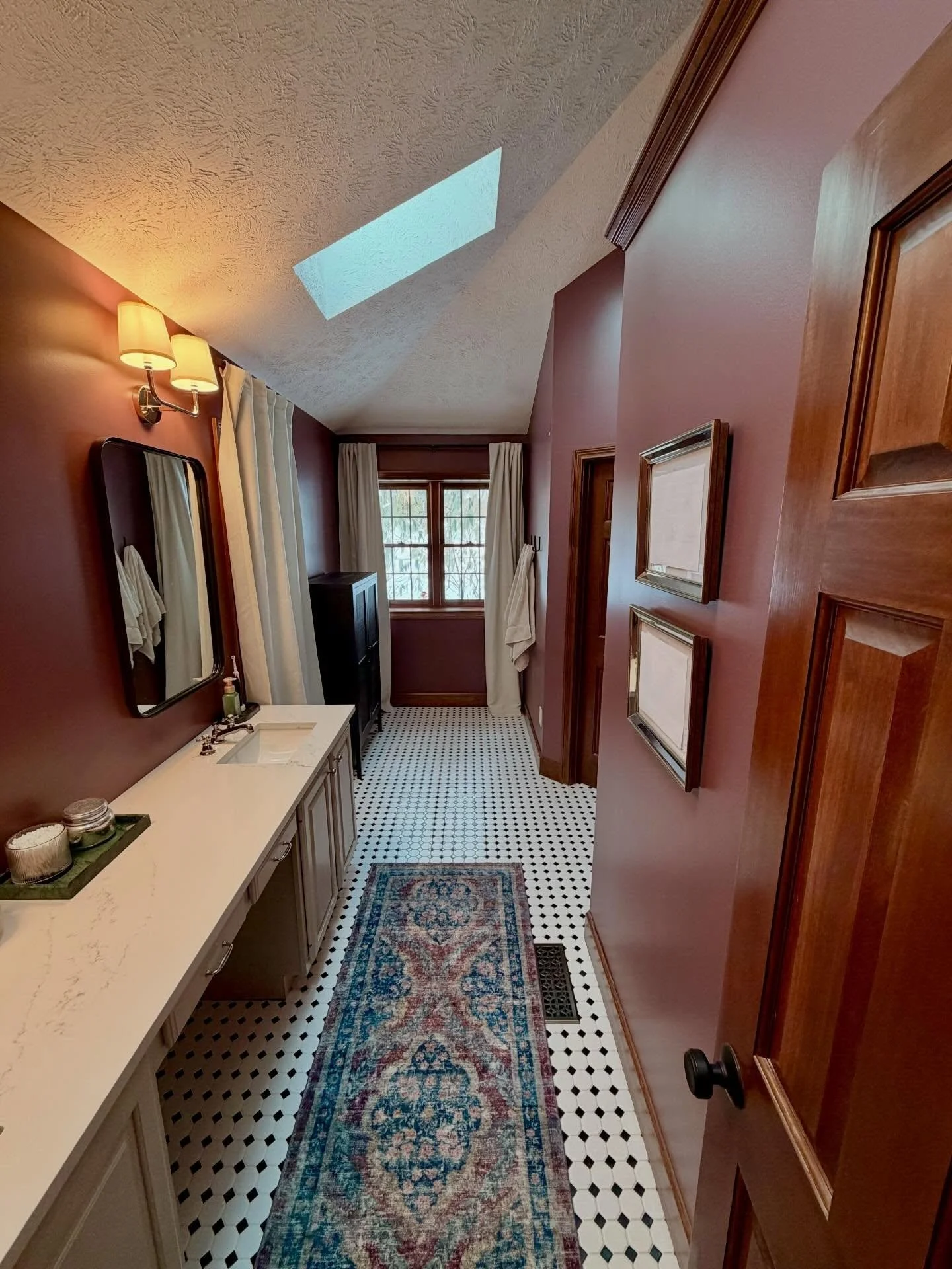 THIS right here is how you choose an earthy and stunning red to pair perfectly with wood stained trim. 

SW6026 River Rouge
Stunning color for this finished bathroom. 

#nichepaintingco #interiorpainter #paintingcompany #sherwinwilliams #sw6026