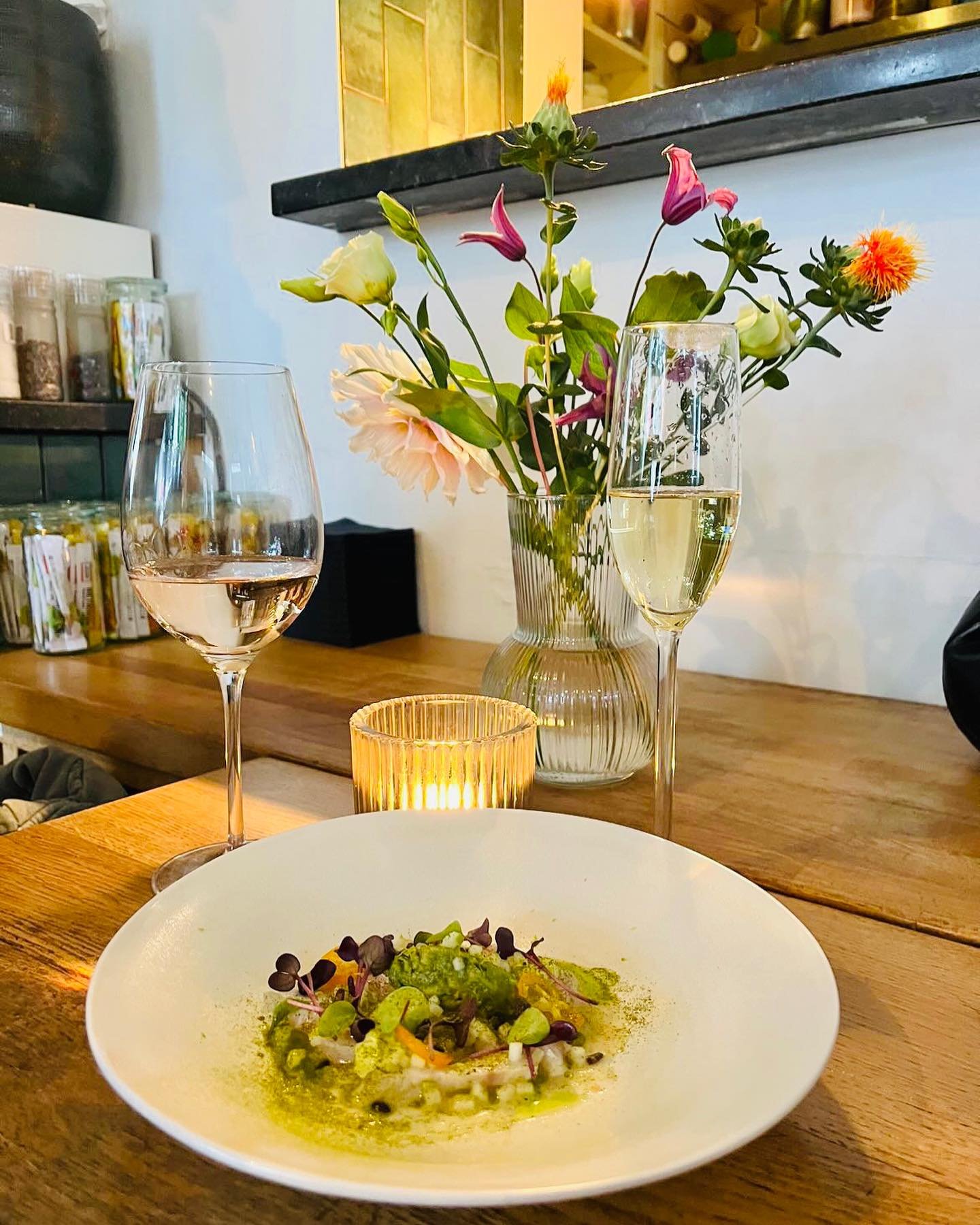 Najaar bij de Nom 🤎 - gelukkig voor jullie zijn onze koks (bijna allemaal) terug van vakantie met bakken inspiratie. Deze week hebben we weer nieuwe tapa op het bord - waaronder - een ceviche van zeebaars X tijgermelk X groene appel - lekker met onz