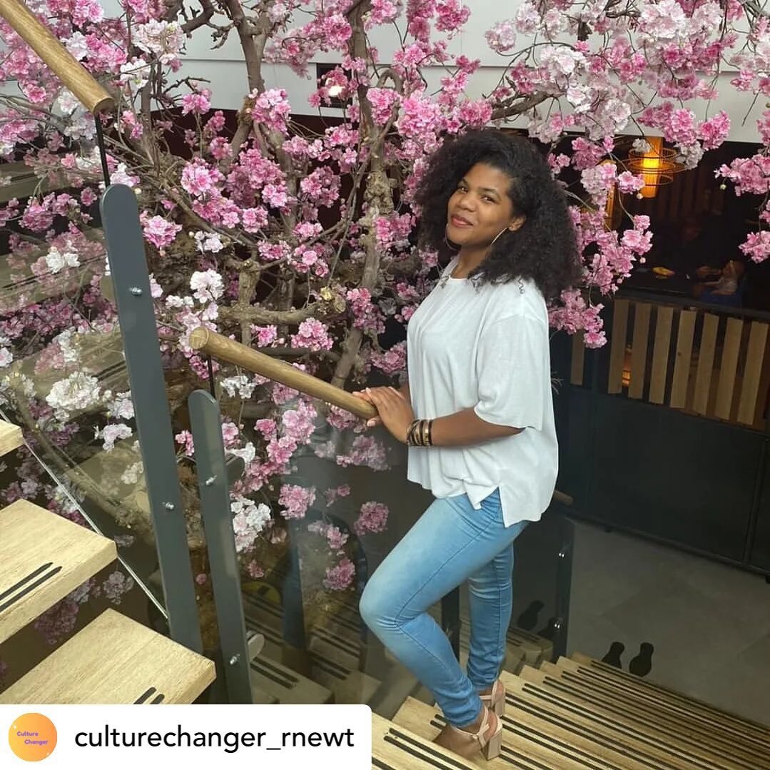Meet Romeline 👋🏾! Het gezicht achter @culturechanger_rnewt in Studio Noord 💙💥 a.s. vrijdag om 18:30 komt Culture Changeer weer samen. Deze keer om met elkaar in gesprek te gaan over geloof 🙏🏾 inclusief food! 

Repost &bull; @culturechanger_rnew