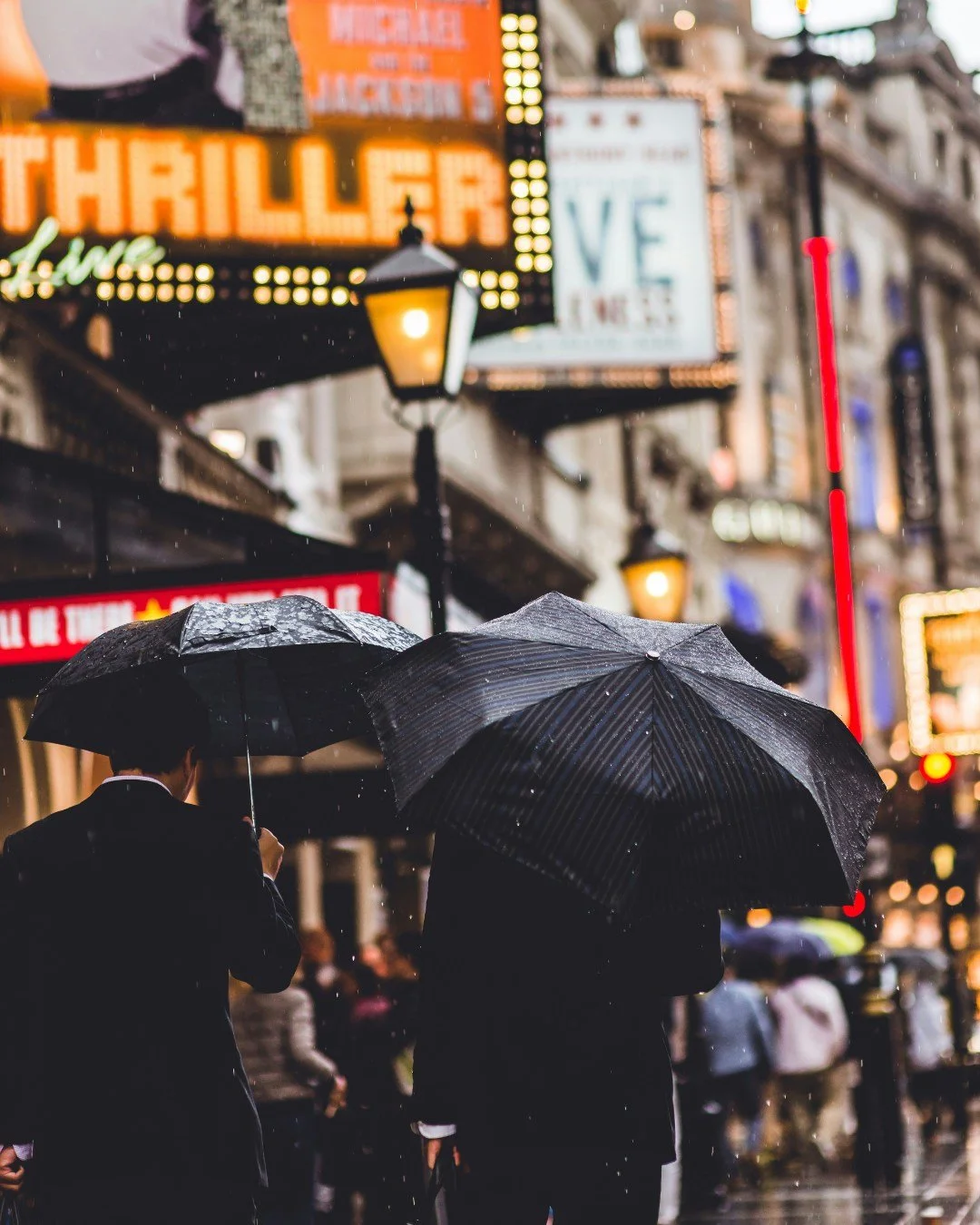 Step into the heart of the city, retreat into timeless comfort. #botiquehotel #vistlondon #victoryhouse #leicestersquare