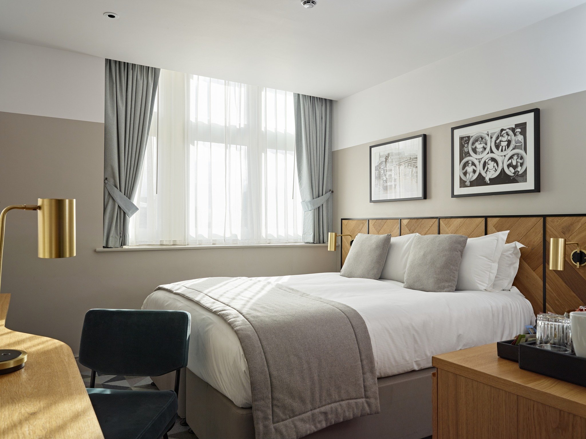 Leicester Square below. 1950s glamour around you. Crisp linen, soft light, and nowhere you need to be just yet... Welcome to your break in the heart of London.

Book your cinematic stay via the link in our bio. #visitlondon #victoryhouse #leicestersq