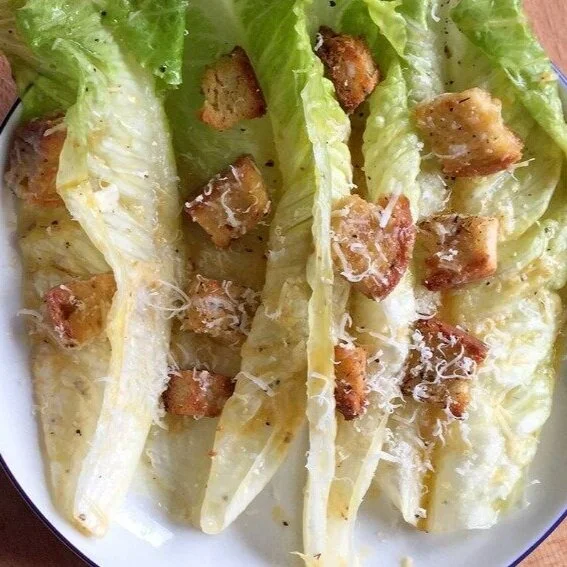 LA ENSALADA CÉSAR Y EL GRAVE CONFLICTO DE LAS ANCHOAS