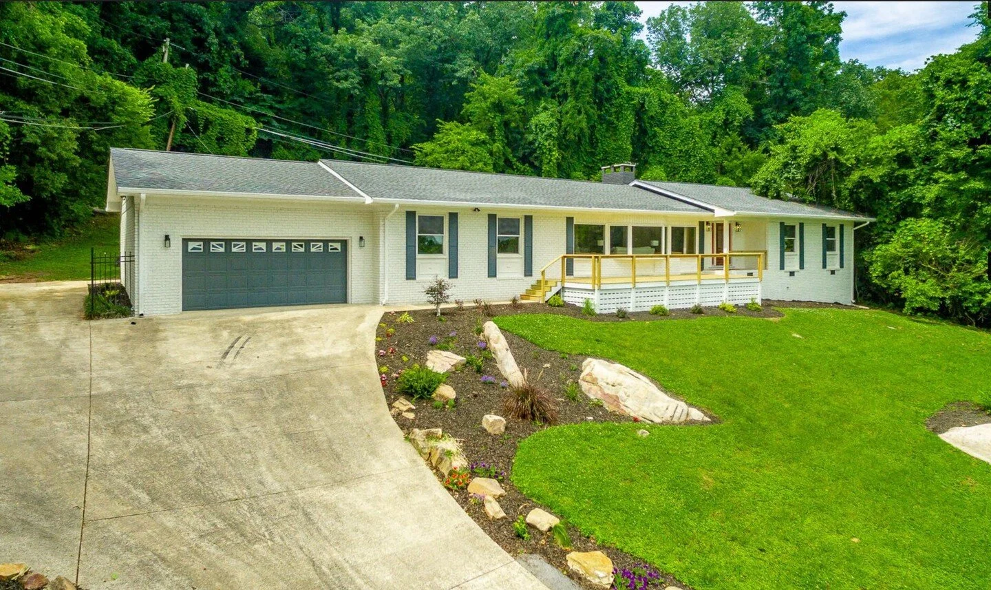 Listing of the week!
1023 Balmoral Dr
4 bed | 3 bath
Check out this new Signal Mountain remodel with a gorgeous view of the river! This home features a beautiful open-concept kitchen that opens up into the living room with mountain views from every