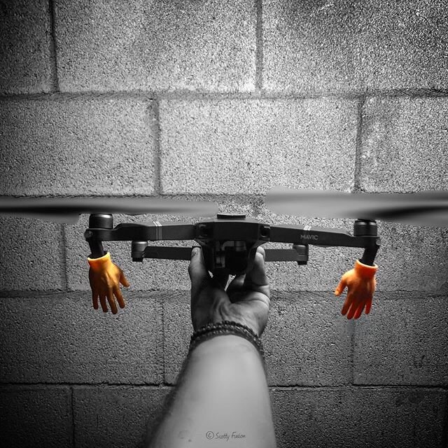 &ldquo;You&rsquo;re gonna put an eye out!&rdquo; Boy we&rsquo;re they wrong! Landing feet vs landing hands #samesame #dji #djimavicpro #hands #drone #sharpblades #quad_chopper