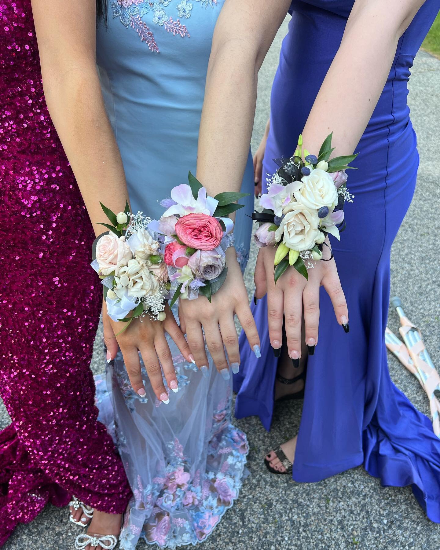 Got to do corsages &amp; boutonnieres for my niece and all her friends junior prom this week! Also doubled as the makeup artist 
&bull;
&bull;
&bull;
&bull;#florist #savvyflowers #weddingflorist #prom #promflowers #northshore #northshoreflorist