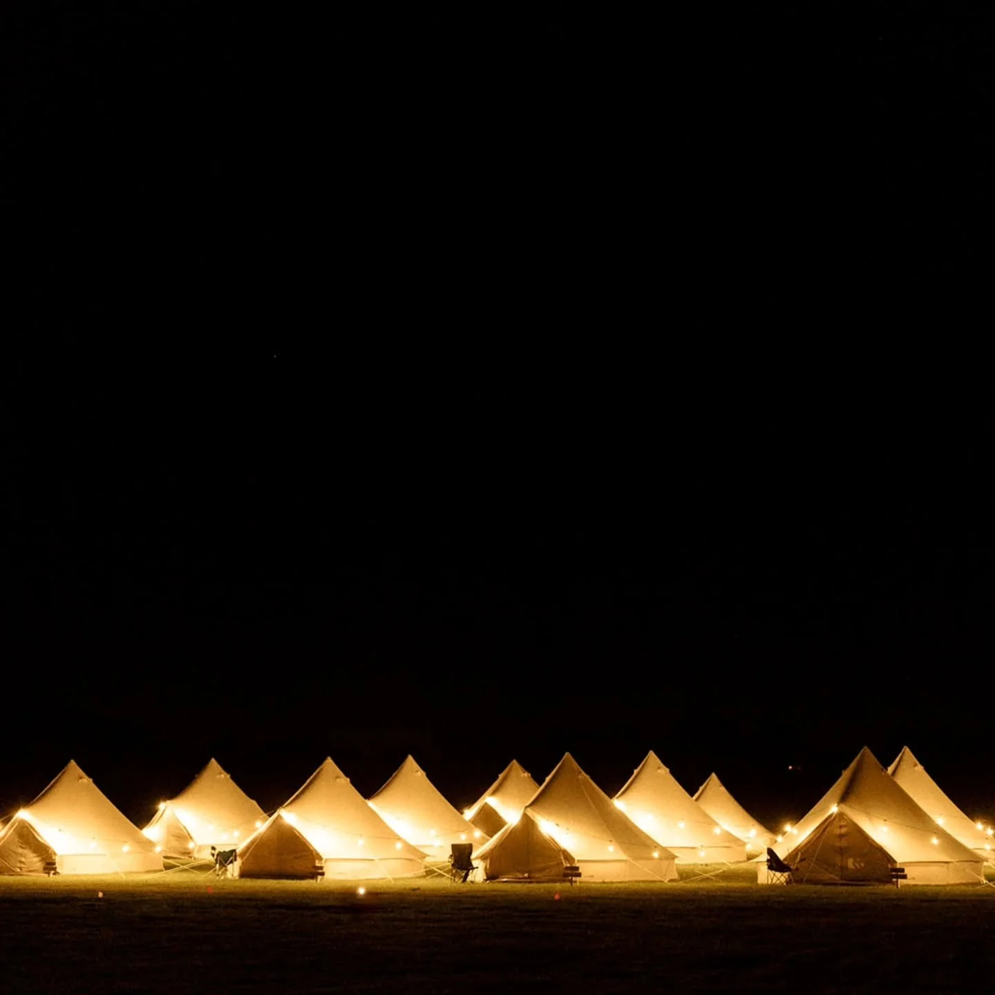 Is there anything better than a night shot 📸😍.
.
.
These stunning images brought to you by @davidweflen from a previous clients private estate wedding ✨️ Our tents paint an ambient background of light at any event AND our lighting options are all I