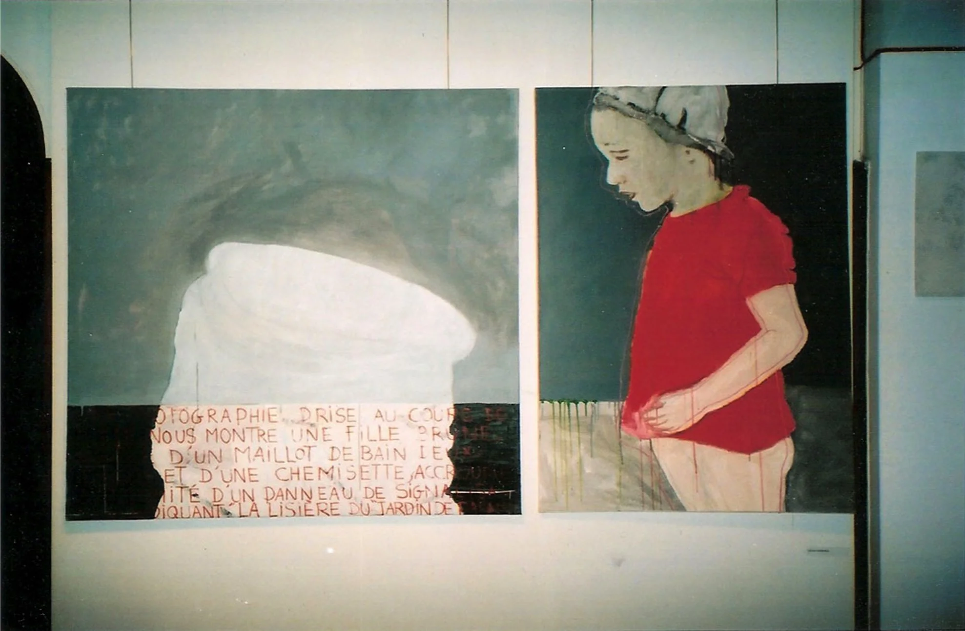 Deux tableaux affichés côte à côte. Le premier montre une silhouette de femme assise sous un ciel gris, avec du texte en dessous. Le second représente une jeune fille en chemisette rouge, avec une coiffure en bandana, regardant vers le bas.