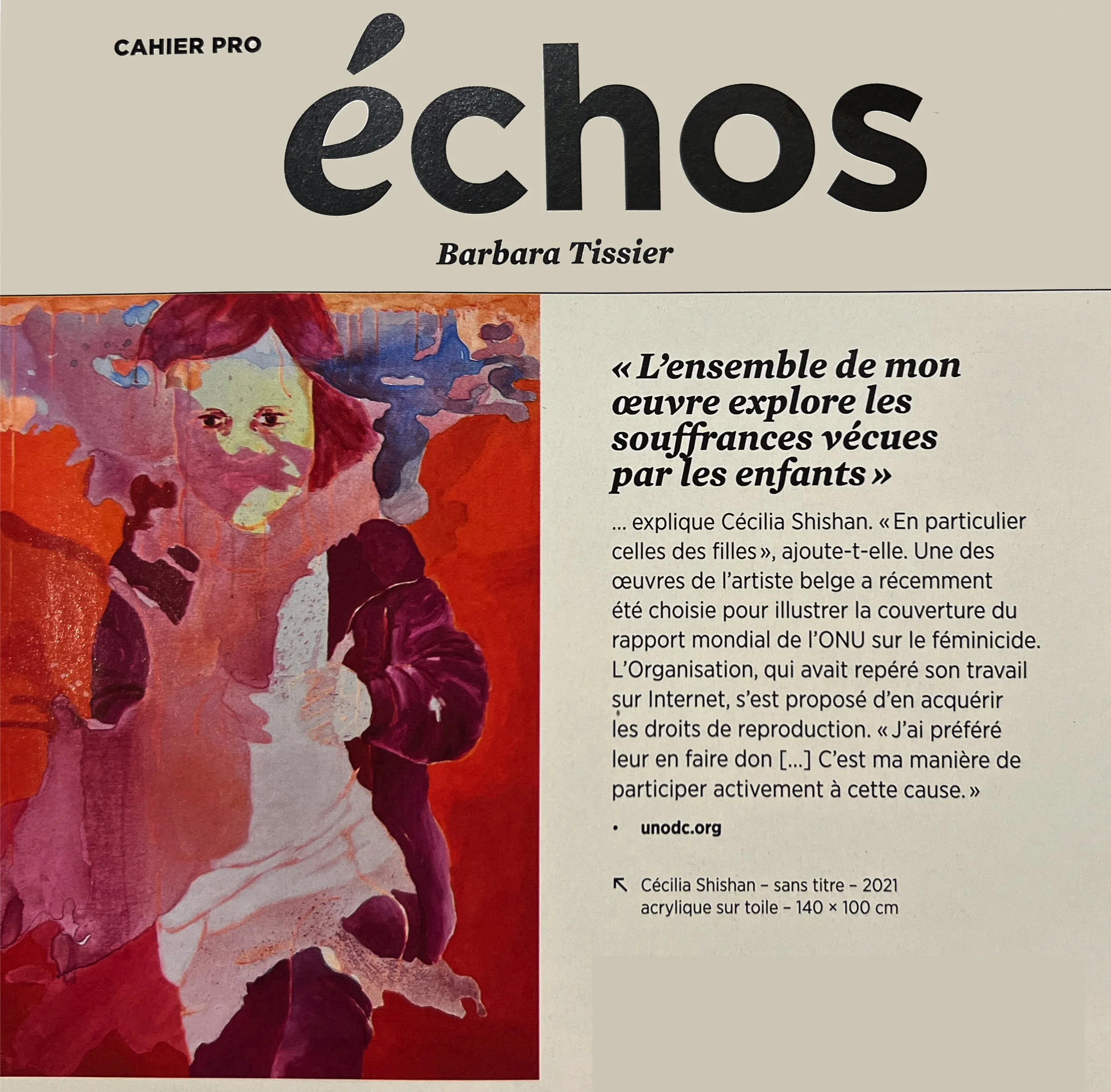 Page d'un magazine ou d'un catalogue avec une œuvre d'art illustrant une fille, intitulée « Échos » par Barbara Tissier. L'œuvre est une peinture acrylique sur toile de 140x100 cm, réalisée en 2021. À droite, un texte en français parle du thème de l'œuvre et de son contexte.