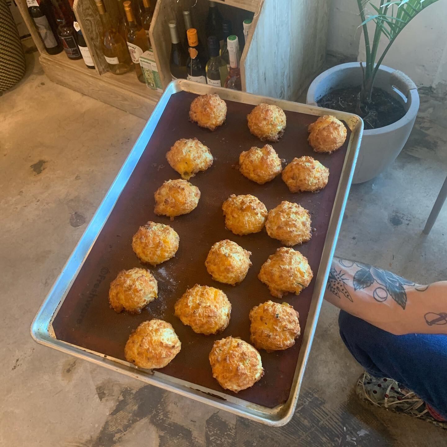 These cheddar scallion biscuits look like they&rsquo;re about to drop the hottest hip hop album of 2021 🤤.
.
.
.
.

#sta #stafla #staugustine #staug #staugustineflorida #staugustinefl #florida #visitflorida #junipermarket #junipermarketandcafe #cafe