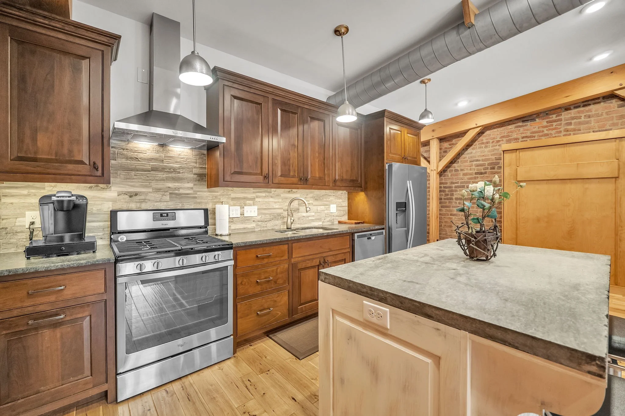 23-web-or-mls-170-e-main-st.jpg